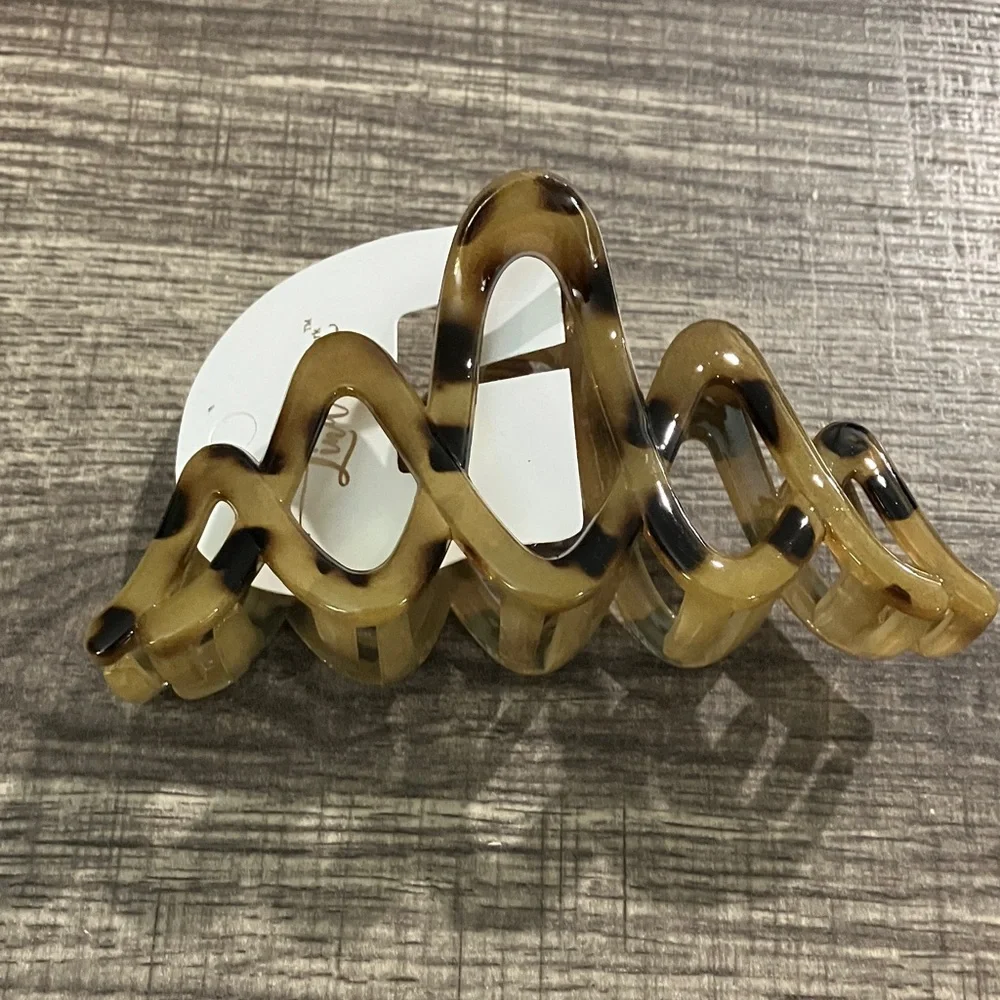 Tan Wavy Hair Clip